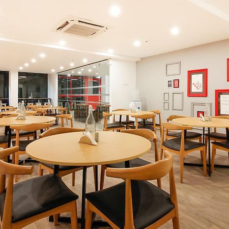 Super Townhouse The Cinco Hotel Near Esi Hospital حيدر أباد المظهر الخارجي الصورة