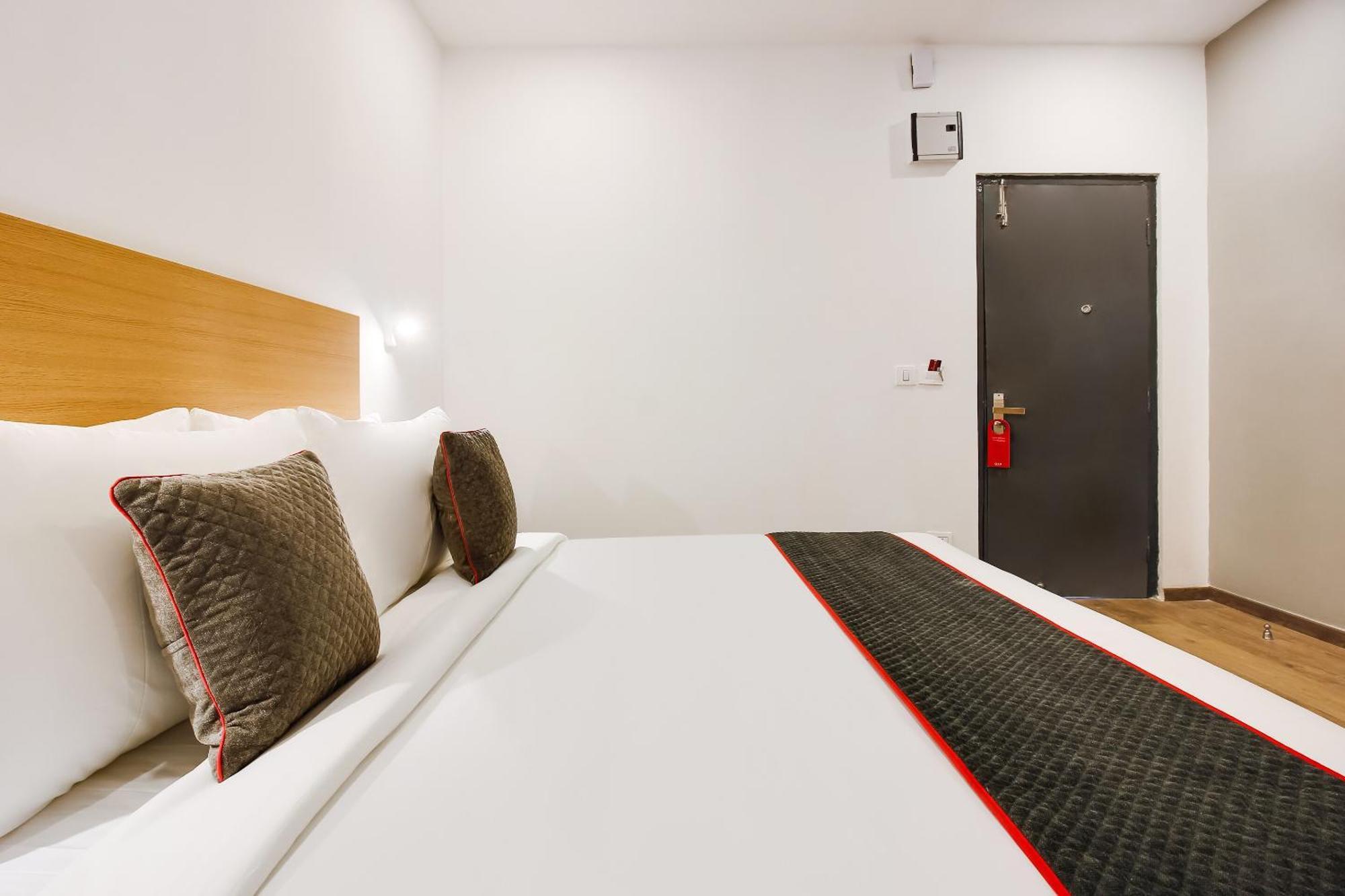 Super Townhouse The Cinco Hotel Near Esi Hospital حيدر أباد المظهر الخارجي الصورة