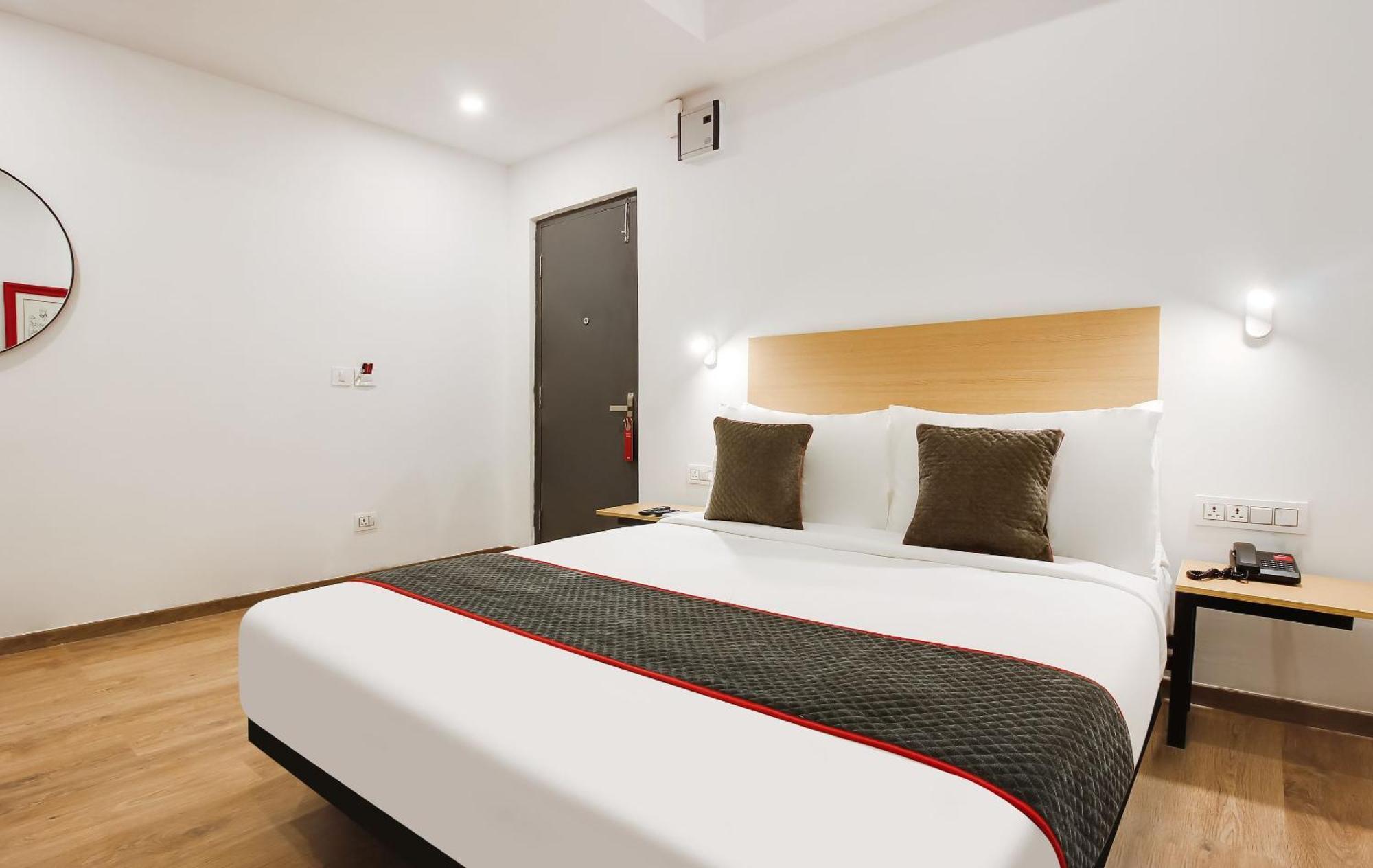 Super Townhouse The Cinco Hotel Near Esi Hospital حيدر أباد المظهر الخارجي الصورة